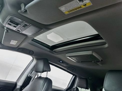 Used 2023 Honda Odyssey Touring image 5