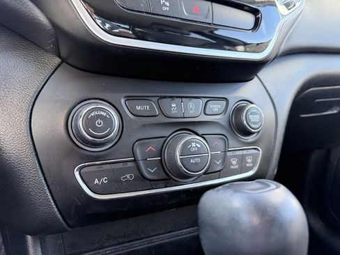 Used 2020 Jeep Cherokee Limited image 18