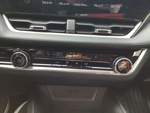 Used 2025 Chevrolet Equinox LT w/ Safety and Technology Package image 12