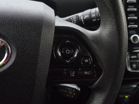 Used 2021 Toyota Prius LE image 19