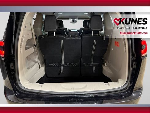 Used 2024 Chrysler Pacifica Touring-L FWD image 38