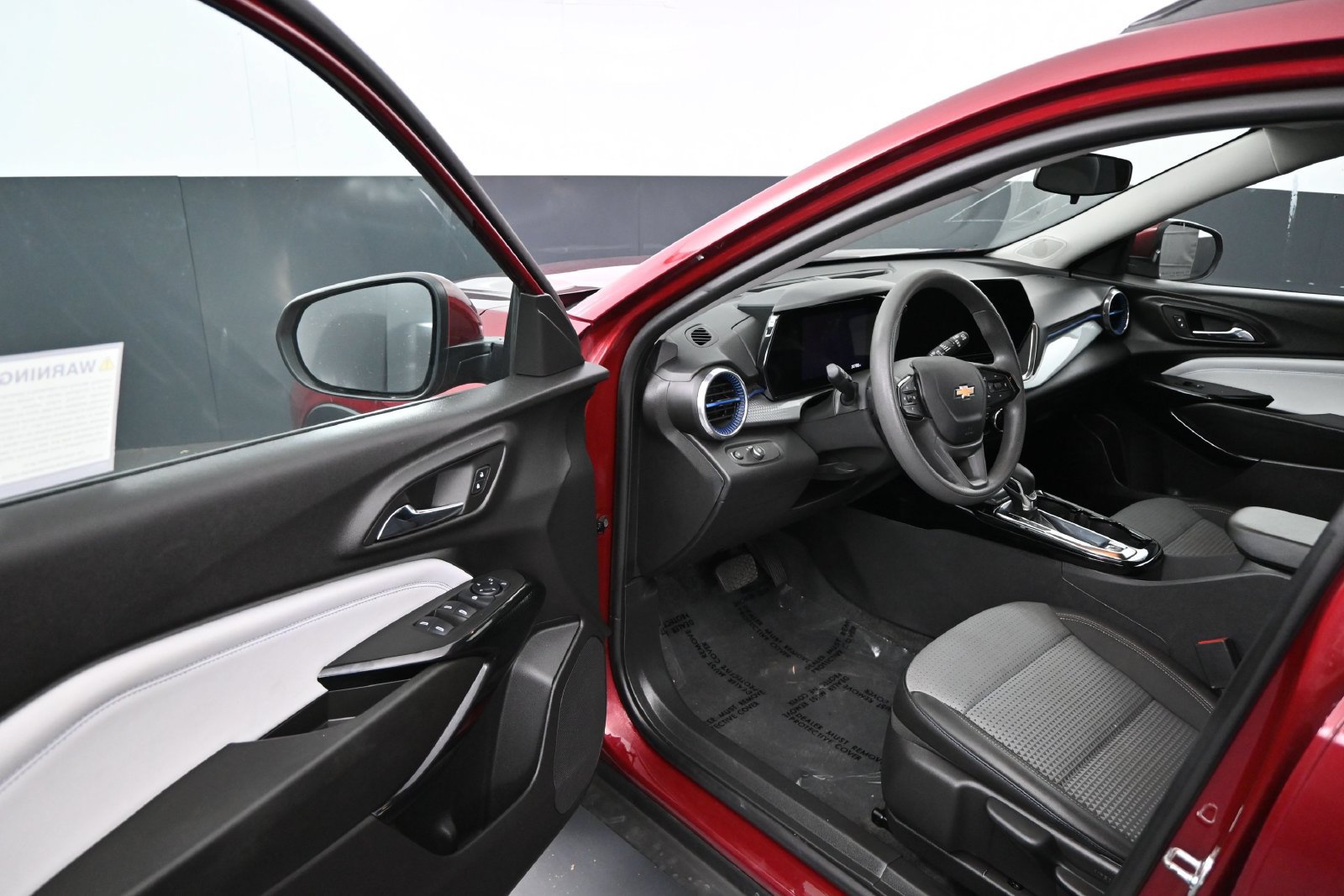 Used 2025 Chevrolet Trax LT FWD image 5