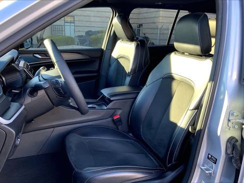 Used 2024 Jeep Grand Cherokee Altitude image 6