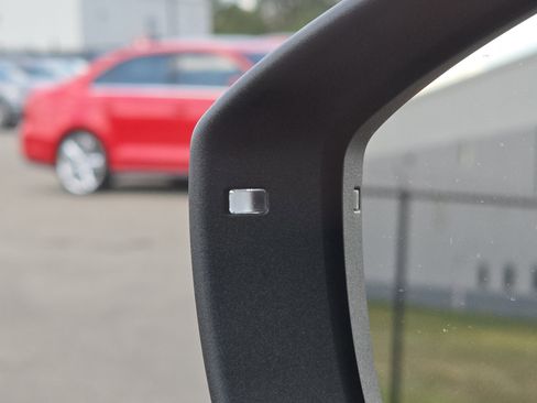 New 2025 Volkswagen Tiguan SE image 19