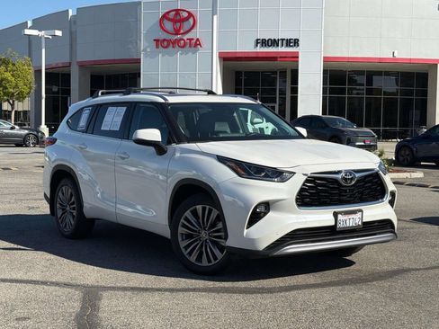 Used 2021 Toyota Highlander Platinum FWD image 1