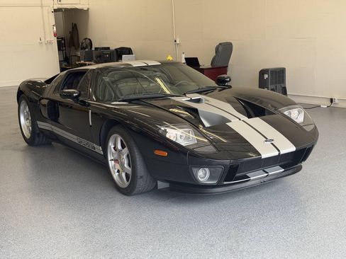 Used 2005 Ford GT RWD image 8