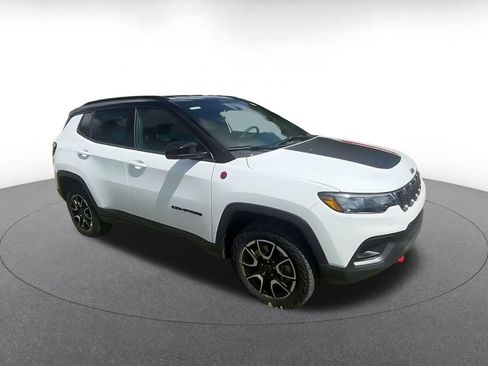 Used 2025 Jeep Compass Trailhawk AWD/4WD image 2