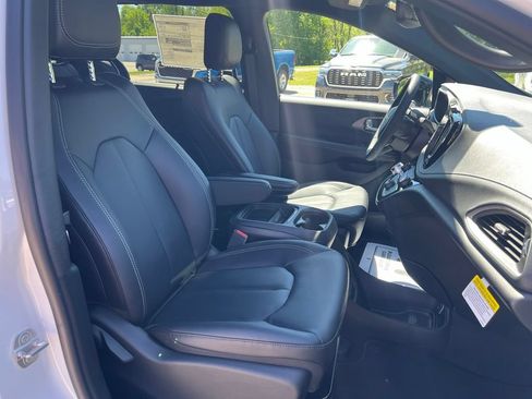 New 2027 Chrysler Pacifica Select FWD image 8