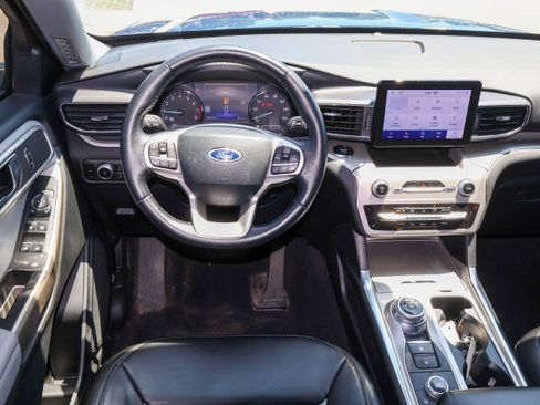 Used 2023 Ford Explorer XLT w/ Equipment Group 202A AWD/4WD image 18
