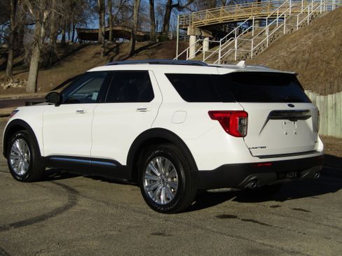 Used 2024 Ford Explorer Limited w/ Limited Technology Package image 2
