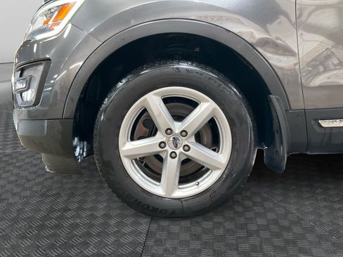Used 2017 Ford Explorer XLT w/ Equipment Group 202A AWD/4WD image 14