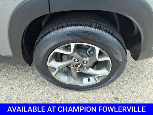 Used 2025 Chevrolet Trax LT FWD image 9