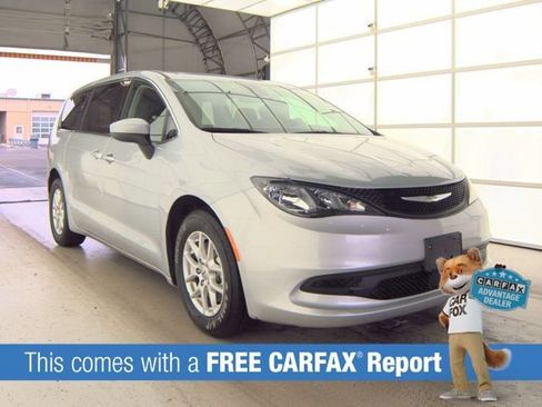 Used 2023 Chrysler Voyager LX image 2