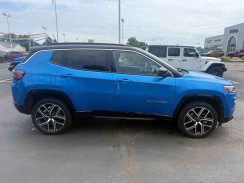 Used 2025 Jeep Compass Limited w/ Elite Group AWD/4WD image 2