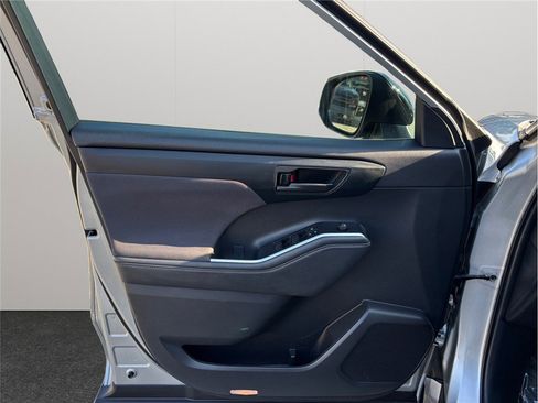 Used 2022 Toyota Highlander LE image 18