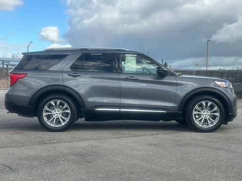 Certified 2022 Ford Explorer Limited w/ Equipment Group 301A image 3