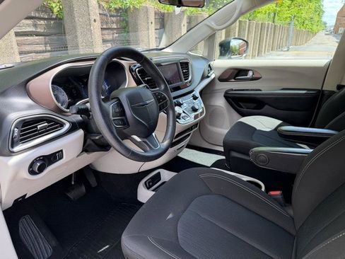 Used 2020 Chrysler Voyager L FWD image 17