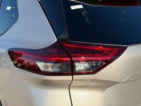 Used 2025 Nissan Rogue Platinum image 10