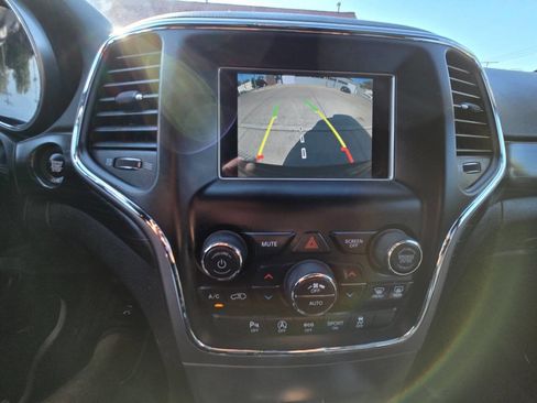 Used 2019 Jeep Grand Cherokee Laredo image 25