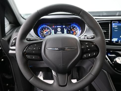 Used 2025 Chrysler Pacifica Limited FWD image 32