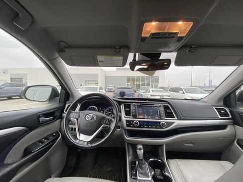 Used 2017 Toyota Highlander XLE image 5