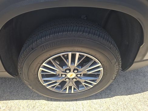 Used 2025 Chevrolet Traverse LT FWD image 9