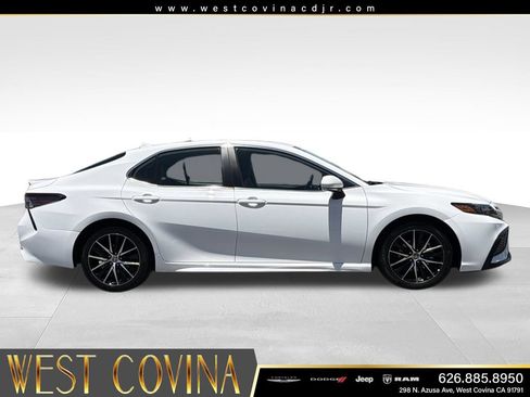 Used 2024 Toyota Camry SE FWD image 12