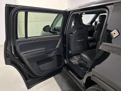 Used 2025 Rivian R1S Premium image 17