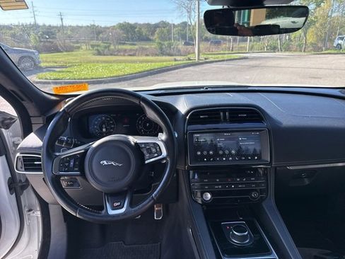 Used 2019 Jaguar F-PACE S image 11
