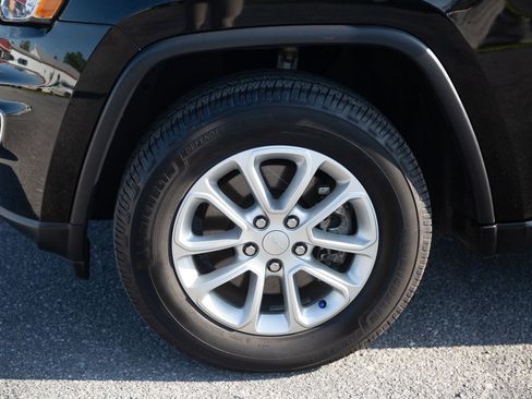 Used 2021 Jeep Grand Cherokee Laredo image 9