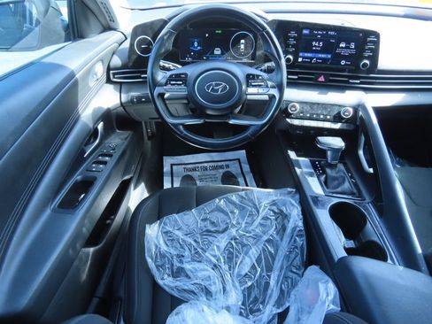 Used 2022 Hyundai Elantra SEL w/ Convenience Package FWD image 5
