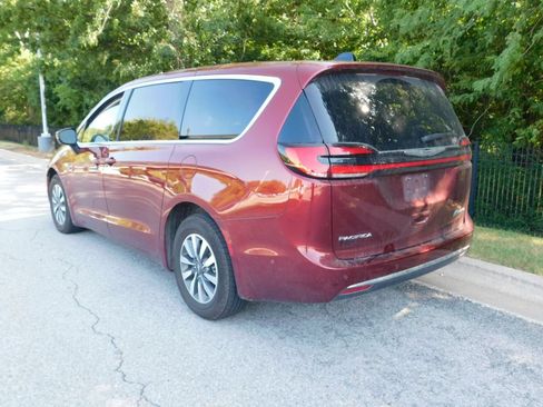 Used 2023 Chrysler Pacifica Touring-L FWD image 3