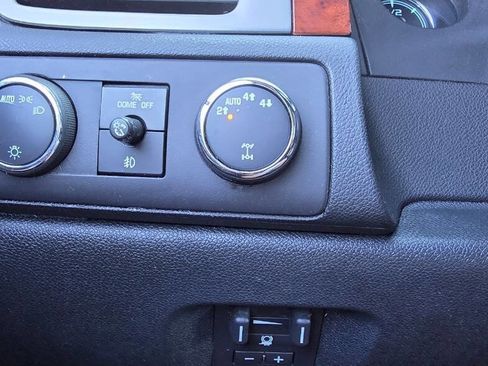 Used 2011 Chevrolet Avalanche LTZ AWD/4WD image 25