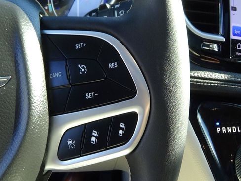 Used 2026 Chrysler Pacifica Limited FWD image 25
