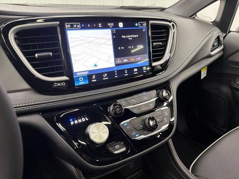 New 2027 Chrysler Pacifica Limited AWD/4WD image 32