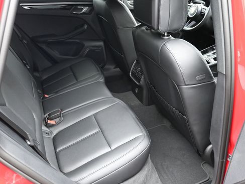 Certified 2025 Porsche Macan image 9