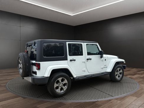 Used 2018 Jeep Wrangler Unlimited Sahara AWD/4WD image 8