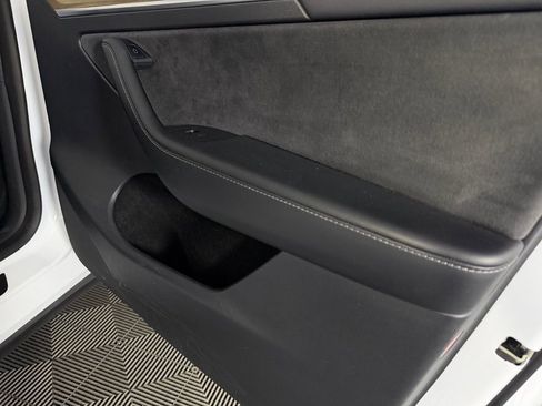 Used 2022 Tesla Model Y Long Range image 27