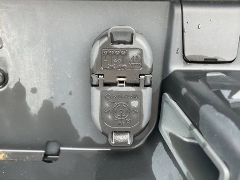Used 2019 RAM 1500 Laramie AWD/4WD image 9