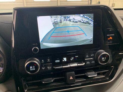 Used 2023 Toyota Highlander LE image 5