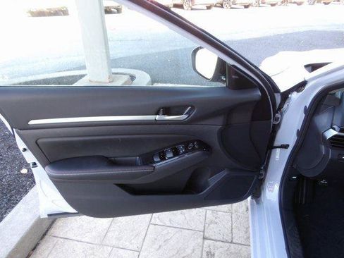 Used 2025 Nissan Altima 2.5 SR w/ SR Premium Package image 17