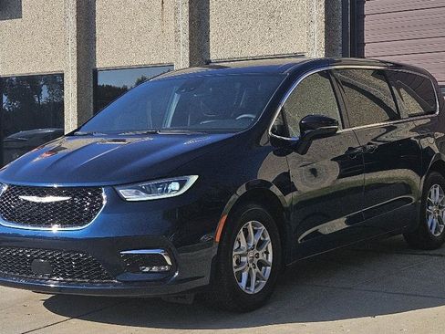Used 2025 Chrysler Pacifica Select FWD image 3