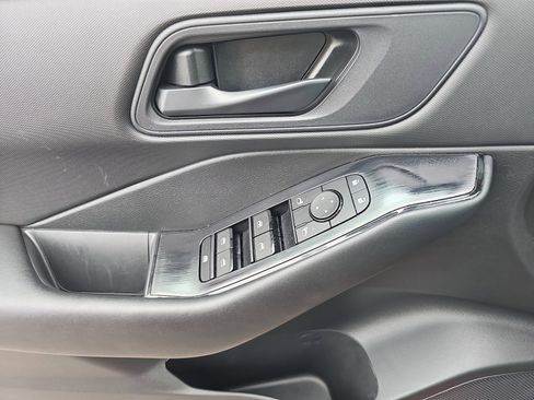 Used 2025 Nissan Rogue S image 27