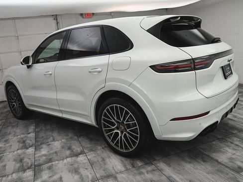 Used 2022 Porsche Cayenne Platinum Edition image 4