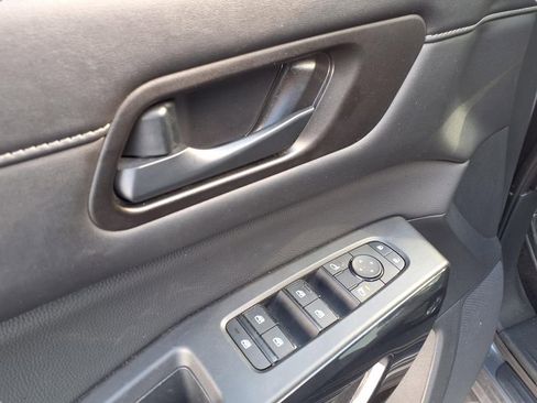 Used 2025 Nissan Pathfinder SV AWD/4WD image 19