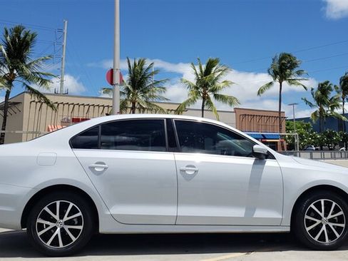 Used 2017 Volkswagen Jetta SE FWD image 5