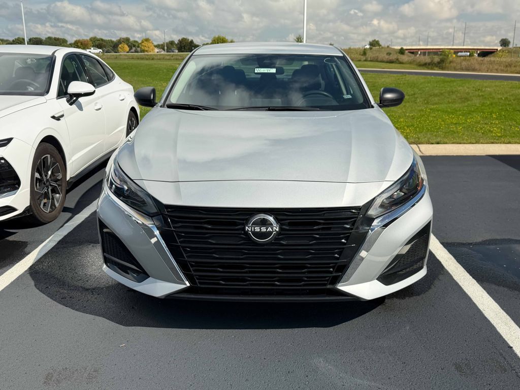 Used 2025 Nissan Altima 2.5 SV FWD image 2
