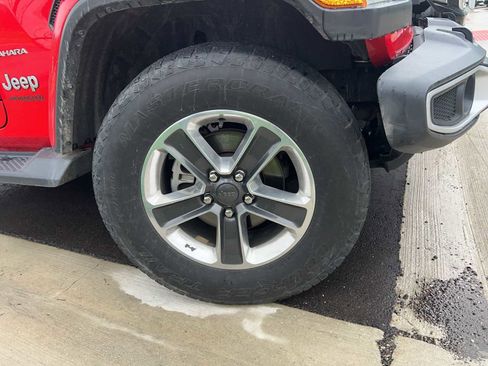 Used 2018 Jeep Wrangler Unlimited Sahara AWD/4WD image 9