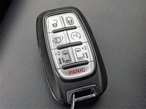 Used 2024 Chrysler Pacifica Select image 37