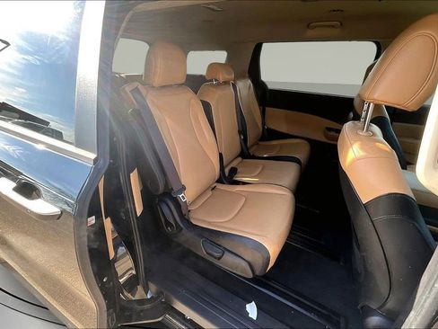 Used 2022 Kia Carnival EX image 26